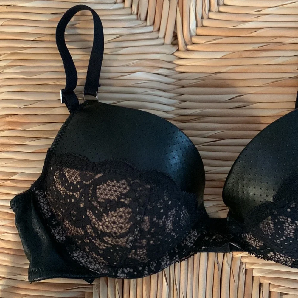Faux leather and lace VS push-up bra - Picture 2 of 5